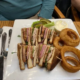 Club sandwich with onion rings