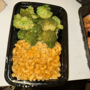 Spicy Mac &amp; Cheese with broccoli