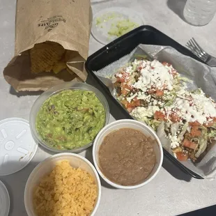 Guacamole and chips, 2 tostada plate (carne molida)