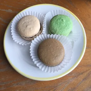 Macarons! Chocolate, pistachio and mocha, noms.