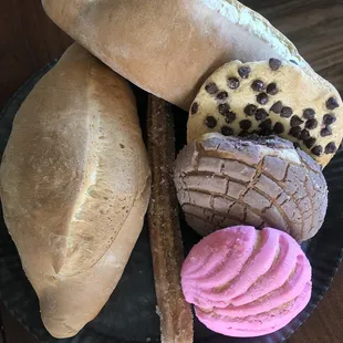 Bolillos, churro, conchas, chocolate chip cookie