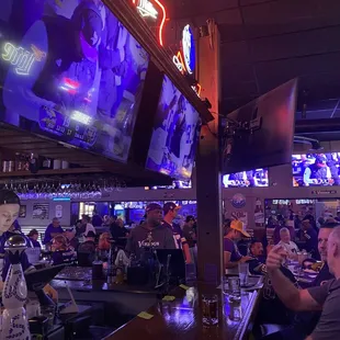 a crowd of people sitting at a bar