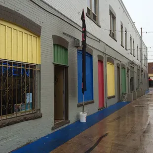 It&apos;s in the alley south of bijou.
