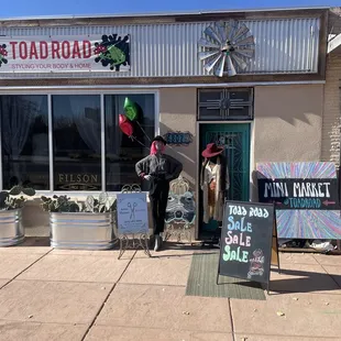 Toad Road: Eclectic Men and Womens clothing and accessories boutique.  6807 Fourth St, Los Ranchos De Albuquerque, NM 87107