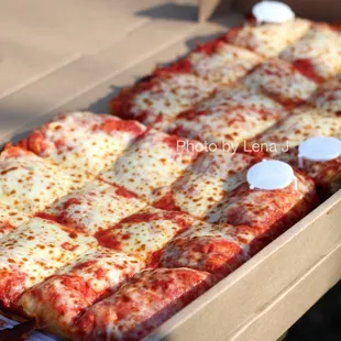 Detroit Style Deep Dish Pizza (24 in) ($24.99)