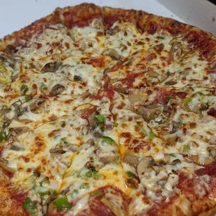 Deluxe Pizza (Pepperoni, Ham, Mushrooms, Green Peppers,  and Onions)