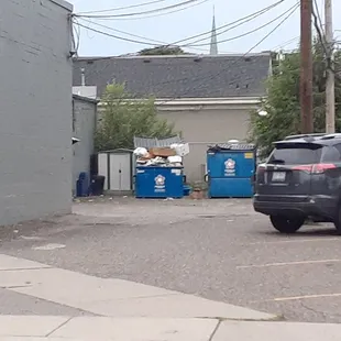 If this how they represent themselves to the neighborhood can you imagine what&apos;s going on in the kitchen?