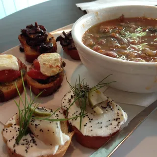 Garlicky Mushrooms Crostini