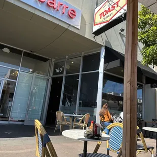 the outside of a cafe