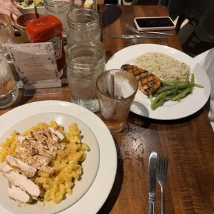Mac n Cheese and Salmon with drinks