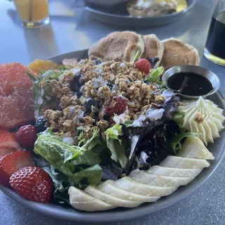 GREENS & GRANOLA SALAD
