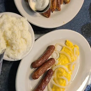 2 French Toast, 2 Eggs, &amp; 2 Bacon/Sausage &amp; grits