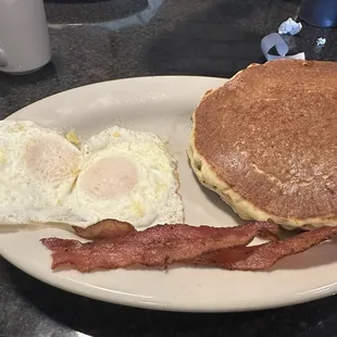 2 Pancakes, 2 Eggs, &amp; 2 Bacon/Sausage