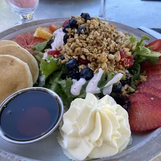 GREENS & GRANOLA SALAD