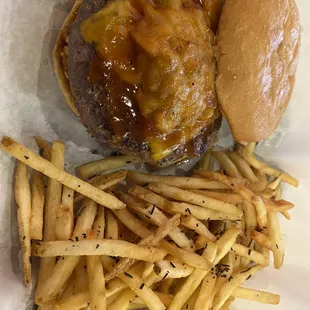 SOUTHERN COMFORT Cheddar, applewood smoked bacon, housemade BBQ sauce, mac &amp; cheese with truffle fries