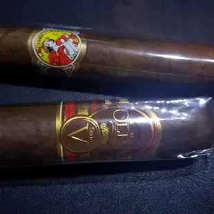 Tonight's selections are an Olivia Series V Double Robusto, and a La Gloria Wavell Natural.