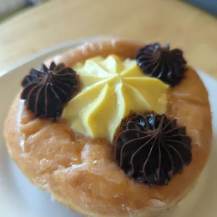 Custard doughnut/open-faced bismark