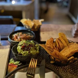 Guac , Chips &amp; Salsa