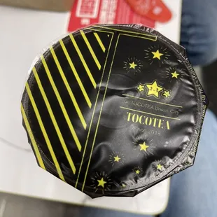 a person holding a black and yellow paper plate