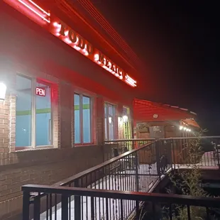 the outside of a restaurant at night