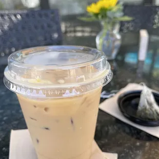 Ice Vanilla Latte with oat milk. Bold and strong. Perfect!  Oat milk option is free, nice!