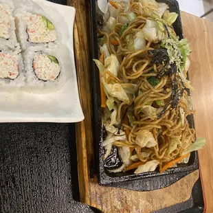 Vegetable yakisoba with 4 pieces California Roll
