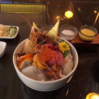 Tokujyo Chirashi (Assorted Sashimi Bowl)