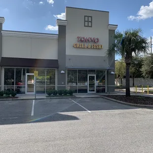 Poor location-- around the corner &amp; on the end from the highly trafficked area (Publix, Beef's, a Chinese restaurant, etc).