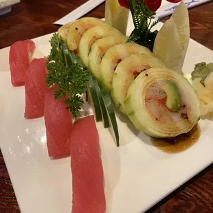 Tiny sushi rolls with rice that taste like... "meh"