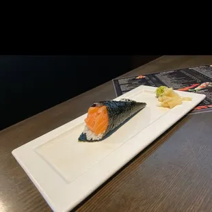 Salmon hand roll