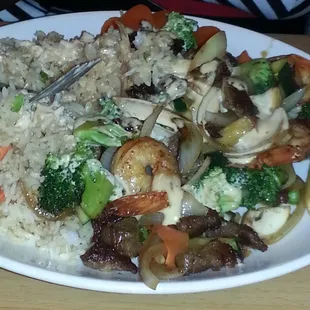 Combination entre: Steak and Shrimp with mixed vegetables.