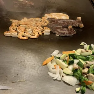 牛排，蝦子，雞肉，炒飯，蔬菜，湯，