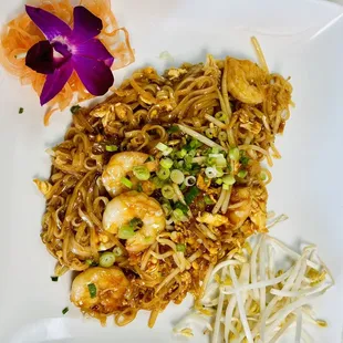 World famous Thai noodle dish stir-fried with egg, bean sprouts, shallot, tofu, house special tamarind sauce and your choice of meat.