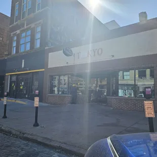 the outside of a restaurant