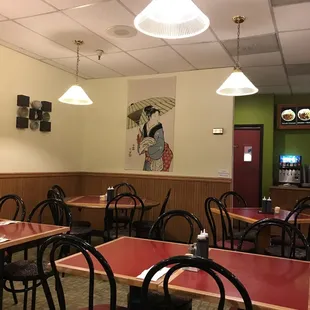 Lots of tables and a Japanese style with relaxed decor!