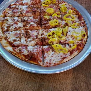 14 inch ham, bacon, banana pepper pizza from Tollhouse Tavern
