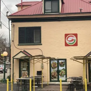 the outside of a restaurant