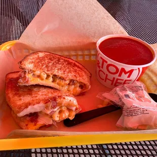Classic Tomato and Mac and cheese sandwich with bacon