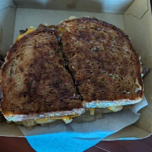 Wheat bread American and Pepper Jack cheese with Roast Beef and Mac and cheese