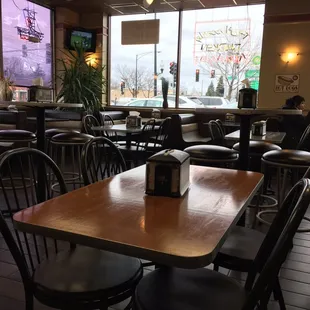 Plenty of seating and clean tables. Booths have granite tabletops. Nice touch.