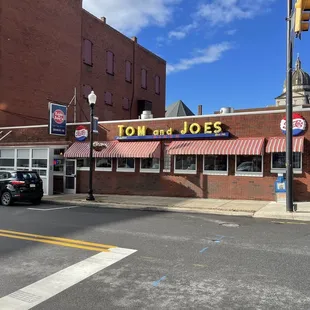 Tom and Joe&apos;s