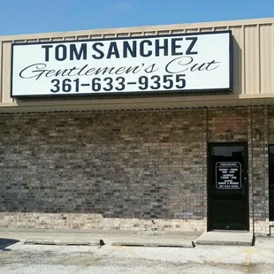 Men&apos;s grooming, Men&apos;s haircuts, Men&apos;s hair color, Men&apos;s waxing, Men&apos;s facial care 361-633-9355