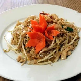 dinner sized Pad Thai on a big-a plate