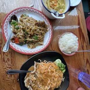a plate of noodles and chicken