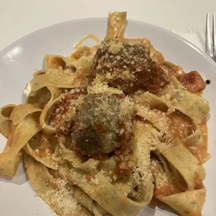 Papperdale ala vodka with a meatball