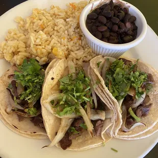 Tacos con side de aroz y frijoles