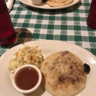 Pupusa de queso y frjoles
