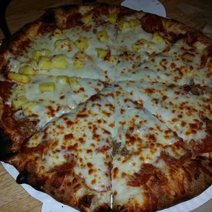 Half pep, extra cheese and pineapple, other extra cheese, pep and sausage