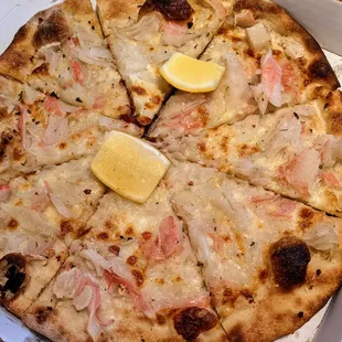 The thinly sliced garlic and floral lemon fragrance complemented the delicate, sweet taste of crab. The crust was pretty awesome, as well.