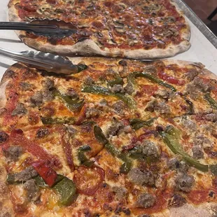 House red sauce pizza with sausage/green pepper and mushroom/pepperoni